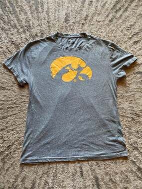 J America Men's Iowa Hawkeyes Classic Primary Tri-Blend T-Shirt - Charcoal, Lg